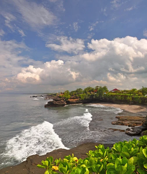 Gewitterwolken sammeln sich über tanah lot, bali indonesien — Stockfoto