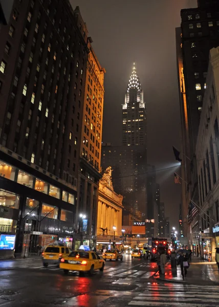 Ανατολή 42nd street, Νέα Υόρκη για βροχερή νύχτα. — Φωτογραφία Αρχείου