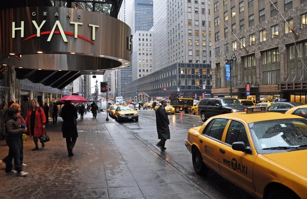 Czeka na taksówkę na wschodzie 42nd street, Nowy Jork. — Zdjęcie stockowe