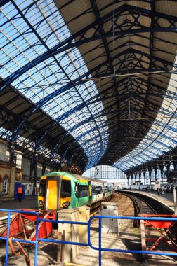 Brighton railway station ve tren bahar güneş.