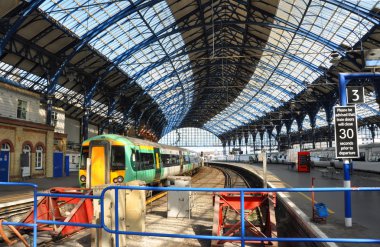 Brighton railway station ve tren bahar güneş. 