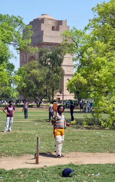 打者は日曜日の朝、ニューデリー、インド、群衆を敬礼します。 — ストック写真