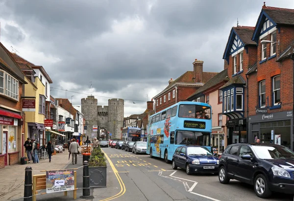 Canterbury, Velká Británie - hlavní ulice a vrata. — Stock fotografie