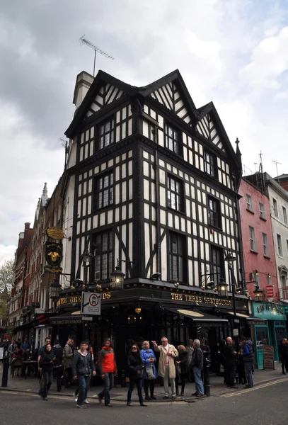 Popularny pub angielski w londyńskiej dzielnicy west end — Zdjęcie stockowe