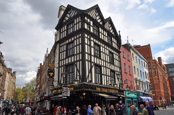Beliebtes englisches Pub im West End Londons — Stockfoto