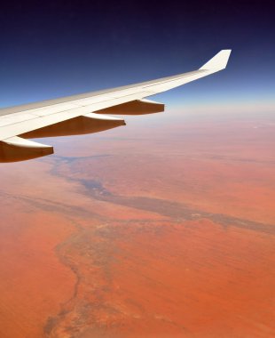 Avustralya'nın kırmızı kalp üzerinde uçan 