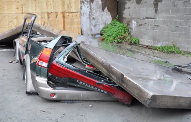 Christchurch deprem - beton daraltarak basık araba.