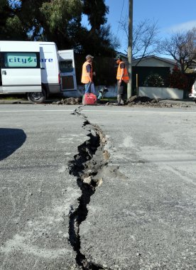 Christchurch deprem - geri çekilme yol çatlamak