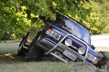 Christchurch deprem - 4wd araç çatlamak içine düşüyor.