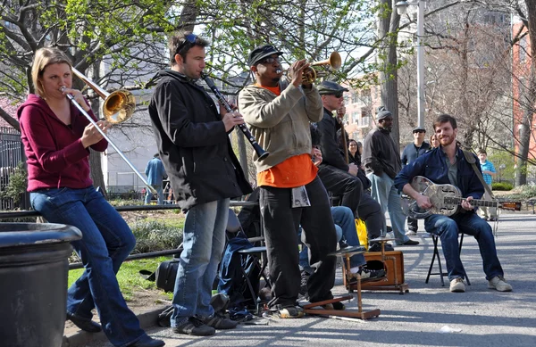 Hagyományos jazz zenekar játszik, washington square new Yorkban, usa. — Stock Fotó