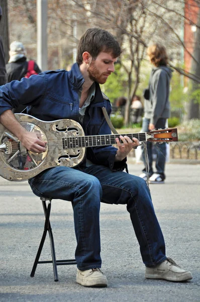 Человек-блюз играет на гитаре Добро в Нью-Йорке — стоковое фото