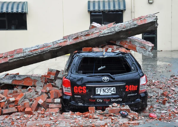 Terremoto de Christchurch - Carro esmagado por parede de tijolo desmoronada . — Fotografia de Stock