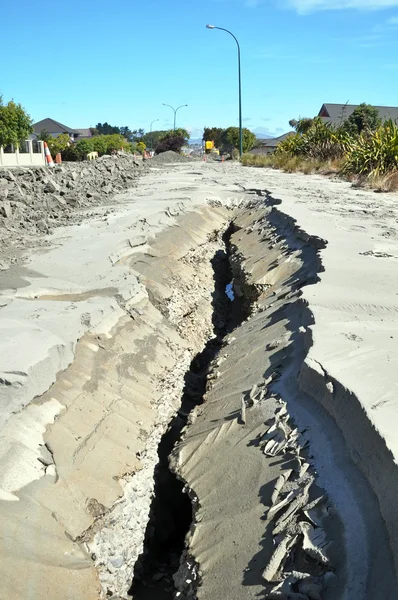 Liquefação de terremoto Areia e lama explode através de rachaduras em Ro — Fotografia de Stock