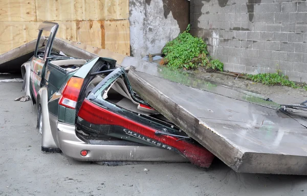 Terremoto de Christchurch - Carro aplainado por colapso concreto . — Fotografia de Stock