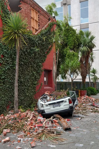 Trzęsienia ziemi w Christchurch - samochód zmiażdżony przez mur w Montrealu — Zdjęcie stockowe