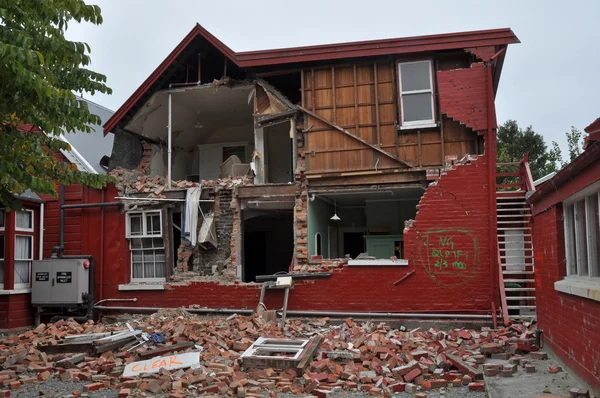 Erdbeben in Christchurch - Haus am Kranplatz stürzt ein — Stockfoto