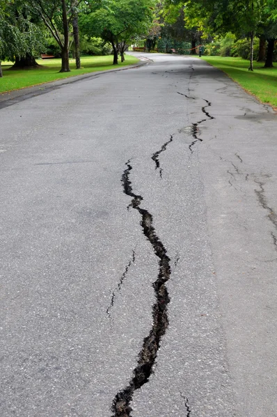 Jordbävningen i Christchurch - sprickor i mona vale — Stockfoto