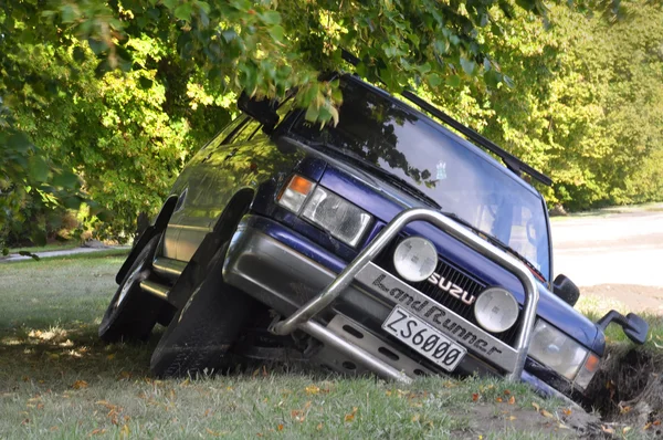 Terremoto de Christchurch - Cataratas de veículos 4WD em uma rachadura — Fotografia de Stock