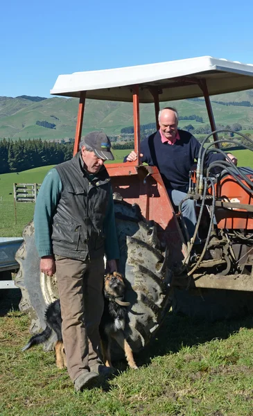 Boeren, hond & trekker in Noord canterbury Nieuw-Zeeland — Stockfoto