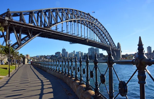 Sydney harbour bridge & dawes noktası Park korkulukları. — Stok fotoğraf