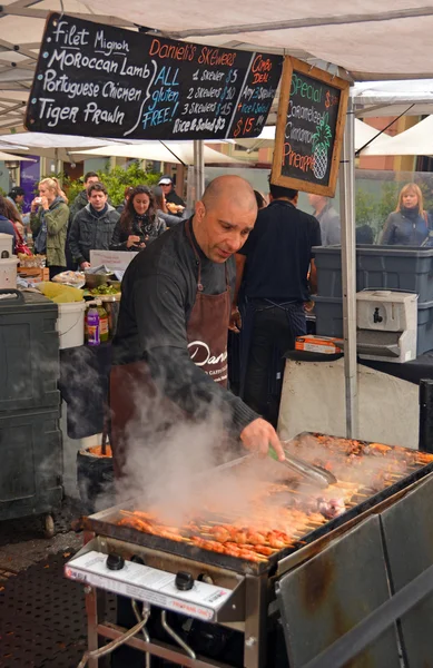 Uomo cucinare kebab le rocce mercato sabato mattina — Zdjęcie stockowe