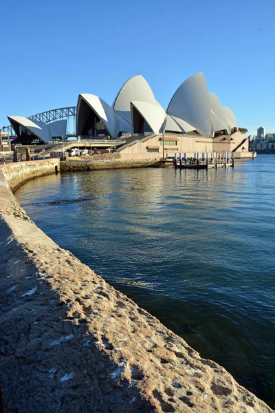 Сиднейский оперный театр с вертикальным видом на стену на переднем плане . — стоковое фото