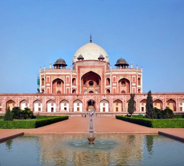 Delhi, Hindistan - 09 Nisan 2012; Humayan 'ın Mezarı' nı ziyaret eden insanların panoramik görüntüsü, Dehi, Hindistan