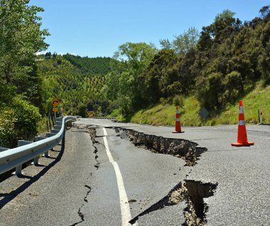 Deprem - Büyük otoyol çatlakları, Kaikoura, Yeni Zelanda.