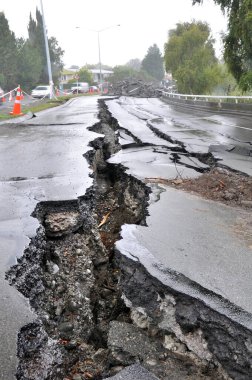 Deprem - Şehir yollarında büyük çatlaklar oluşur. Christchurch, Yeni Zelanda.