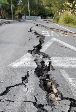 Deprem - Şehir yollarında büyük çatlaklar oluşur. Christchurch, Yeni Zelanda.