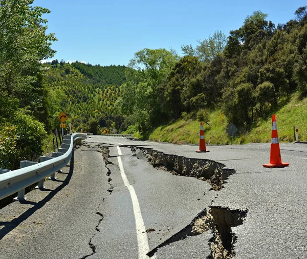 Deprem - Büyük otoyol çatlakları, Kaikoura, Yeni Zelanda.