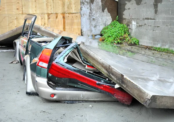 Terremoto Carro Esmagado Por Uma Parede Que Cai Durante Terremoto — Fotografia de Stock