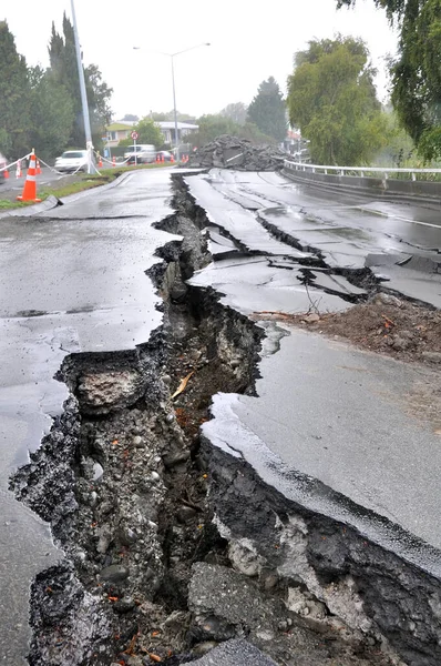 Deprem - Şehir yollarında büyük çatlaklar oluşur. Christchurch, Yeni Zelanda.