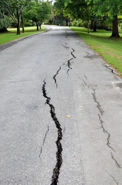 Deprem - Park kaldırımlarında büyük çatlaklar oluşur. Christchurch, Yeni Zelanda. 