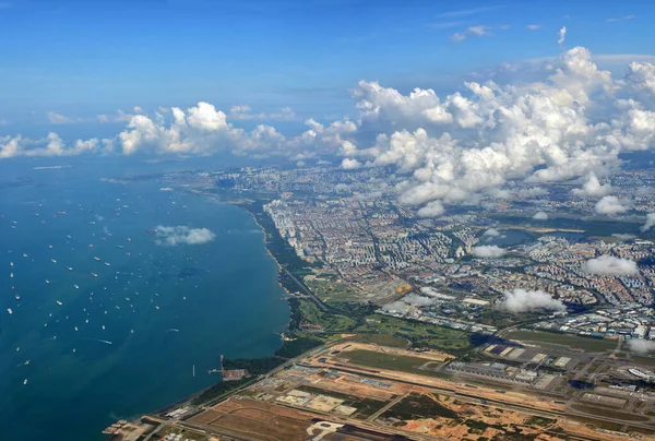 Coming Land Changi Aiport Singapore Runway Foreground Port Background — Foto Stock