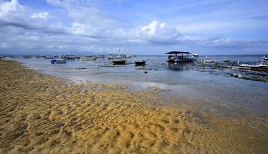 Sabah güneşi alçak sularda birkaç balıkçı teknesi, Bali Endonezya