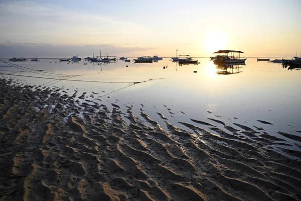 Golden Glow Van Zon Opkomt Bij Dageraad Silhouetten Vissersboten Sanur — Stockfoto