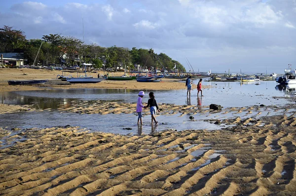 Bali Indonesia Settembre 2022 Bambini Che Giocano Sulla Spiaggia Sanur — Foto Stock
