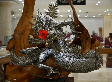 Gümüş Ejder Heykeli Celuk Mağazası, Bali, Endonezya 'da sergilenmektedir.
