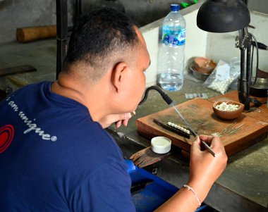 Bali, Endonezya - 15 Eylül 2022; Silver Craftsman iş yerinde, Celuk, Bali, Endonezya