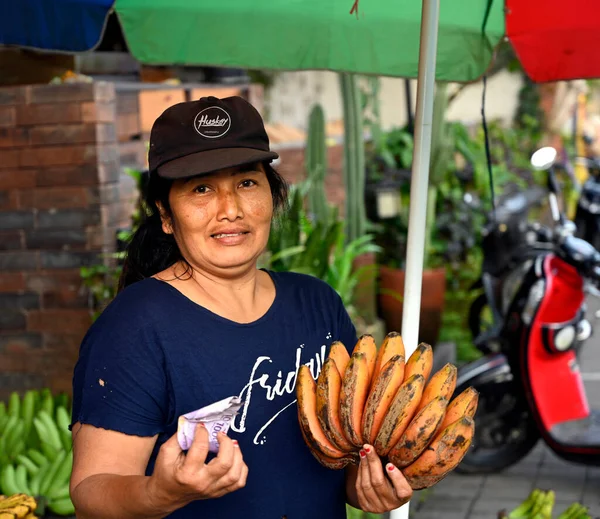 Bali Indonesia September 2022 Woman Selling Bunch Bananas Roadside Stall — Stock Photo, Image