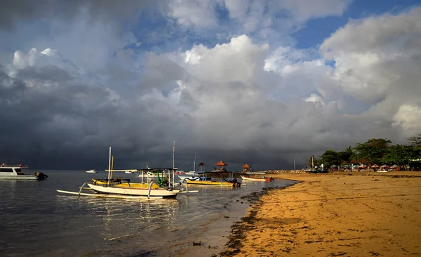 Stormachtige Ochtend Met Donkere Wolken Sanur Beach Bali Indonesië — Stockfoto