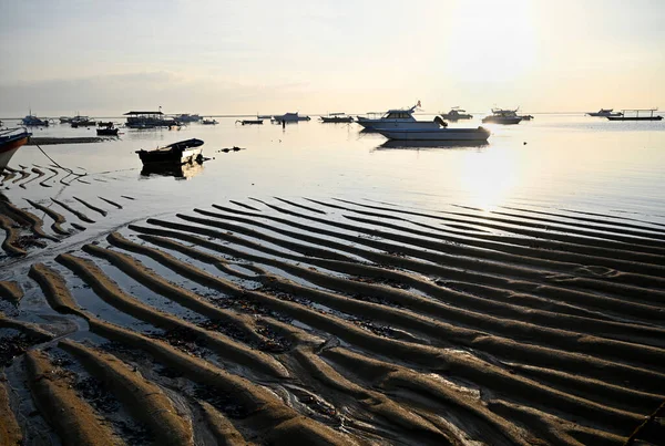 Ondulazione Nella Sabbia Barche Pesca Bassa Marea Alba Sanur Bali — Foto Stock