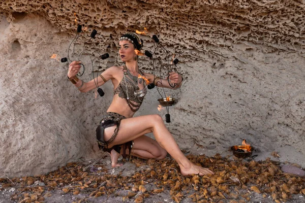 Cabo Gata Almeria Espanha Artista Feminina Com Fãs Fogo Praia — Fotografia de Stock