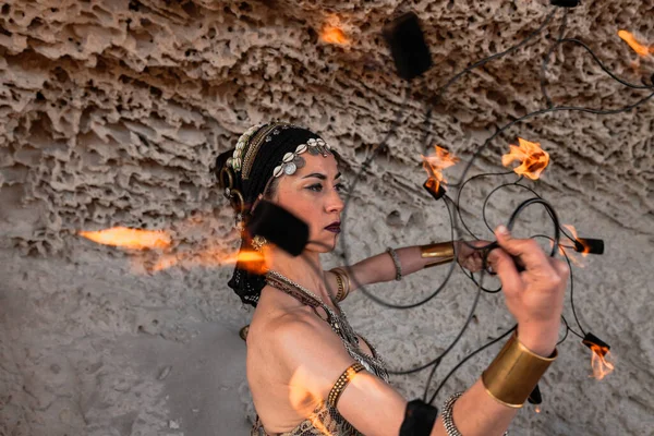 Cabo Gata Almeria Spain Female Performer Fire Fans Beach Rehearsing — Stock Photo, Image