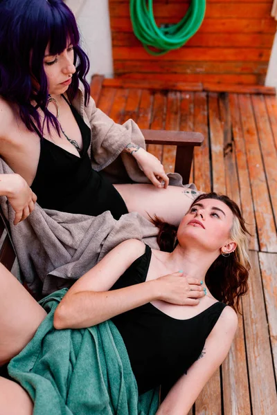 Dos mujeres jóvenes en el patio trasero en el verano divirtiéndose —  Fotos de Stock