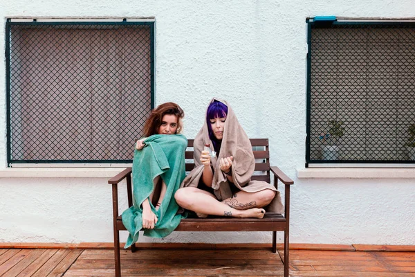 Dwie młode kobiety na podwórku w lecie dobrze się bawią — Zdjęcie stockowe