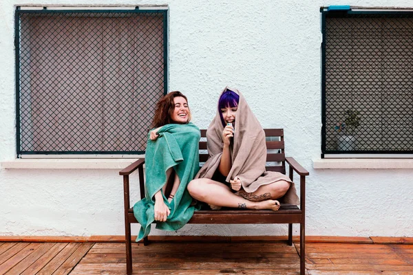 Duas jovens mulheres no quintal no verão se divertindo — Fotografia de Stock