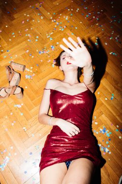 21. yaş gününü kutlayan genç bir kadın..