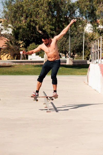 Jongen doet skateboard truc op rail — Stockfoto